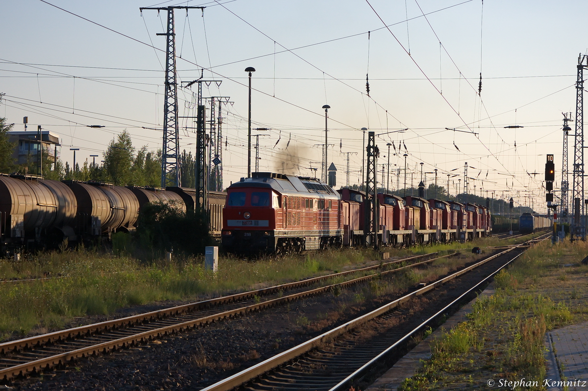 MEG 318 (232 690-8) Mitteldeutsche Eisenbahn GmbH mit einem Lokzug aus sieben z-gestellten V 90 und zwei z-gestellten V 60-West aus Maschen, bei der Ausfahrt aus dem Stendaler Güterbahnhof und der Lokzug fuhr in Richtung Magdeburg weiter. Das genaue Ziel dieses Lokzuges und was mit den neun Loks passieren soll, ist mir nicht bekannt. Bei den V 90 Loks handelt es sich um die 295 068-1, 295 090-5, 291 010-7, 295 086-3, 295 063-2, 295 062-4 und 295 075-6. Bei den zwei V 60-West um die 363 635-4 und 363 632-1. 31.07.2014 