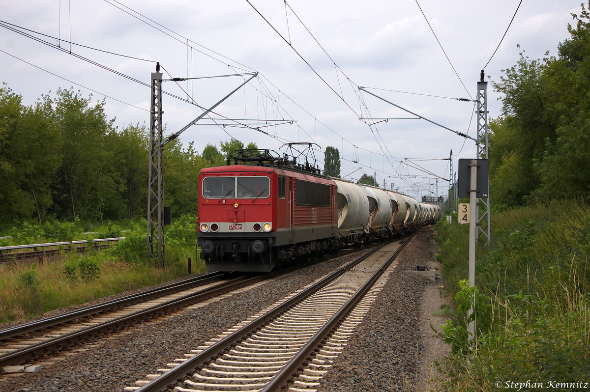 MEG 702 (155 179-5) Mitteldeutsche Eisenbahn GmbH mit einem Zementzug von Rdersdorf nach Rostock-Seehafen, bei der Durchfahrt in Berlin-Hohenschnhausen. 24.07.2014 (Fotostandort: Bahnsteigende)