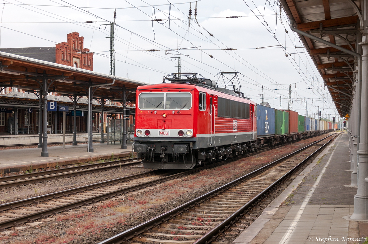 MEG 704 (155 195-1) Mitteldeutsche Eisenbahn GmbH mit einem Containerzug von Leipzig nach Hamburg in Stendal. Netten Gru zurck an den Tf! 23.05.2015