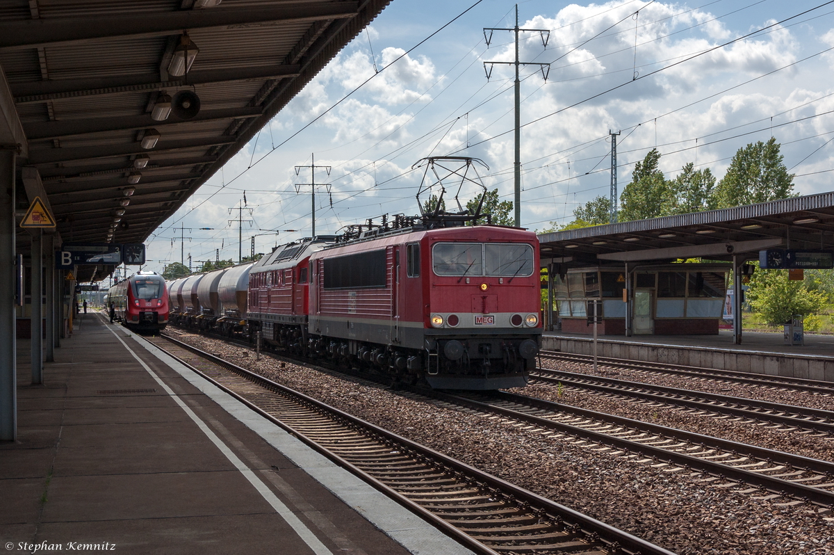 MEG 706 (155 119-1) Mitteldeutsche Eisenbahn GmbH mit der Wagenlok MEG 318 (232 690-8) und einem Uacns Ganzzug in Berlin-Schnfeld Flughafen und fuhr weiter in Richtung Grnauer Kreuz. 19.05.2015