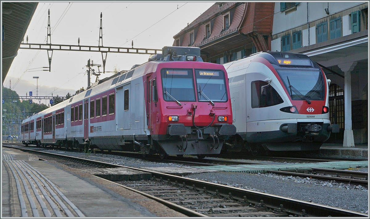 Mein erstes Bild des SBB Domino RBDe 560 384 (RBDe 560 DO 94 85 7 560 384-0) in Vallorbe. Daneben warte der SBB RABDe 523 059 auf die Abfahrt nach Aigle; in Le Day wird der Zugteil aus dem Valle de Joux beigestellt. Zurck zum  neuen  SBB Domino: Der  Zug wird wenig spter auf Gleis 5 rangiert und als Regionalzug 7914 nach Le Braussus um 7:21 Vallorbe verlassen. 
Ich bemerkte erst bei der Bereitstellung, dass der nun aktuelle  Schlerzug  des Valle de Joux den Besitzer gewechselt hat. 

15. August 2022