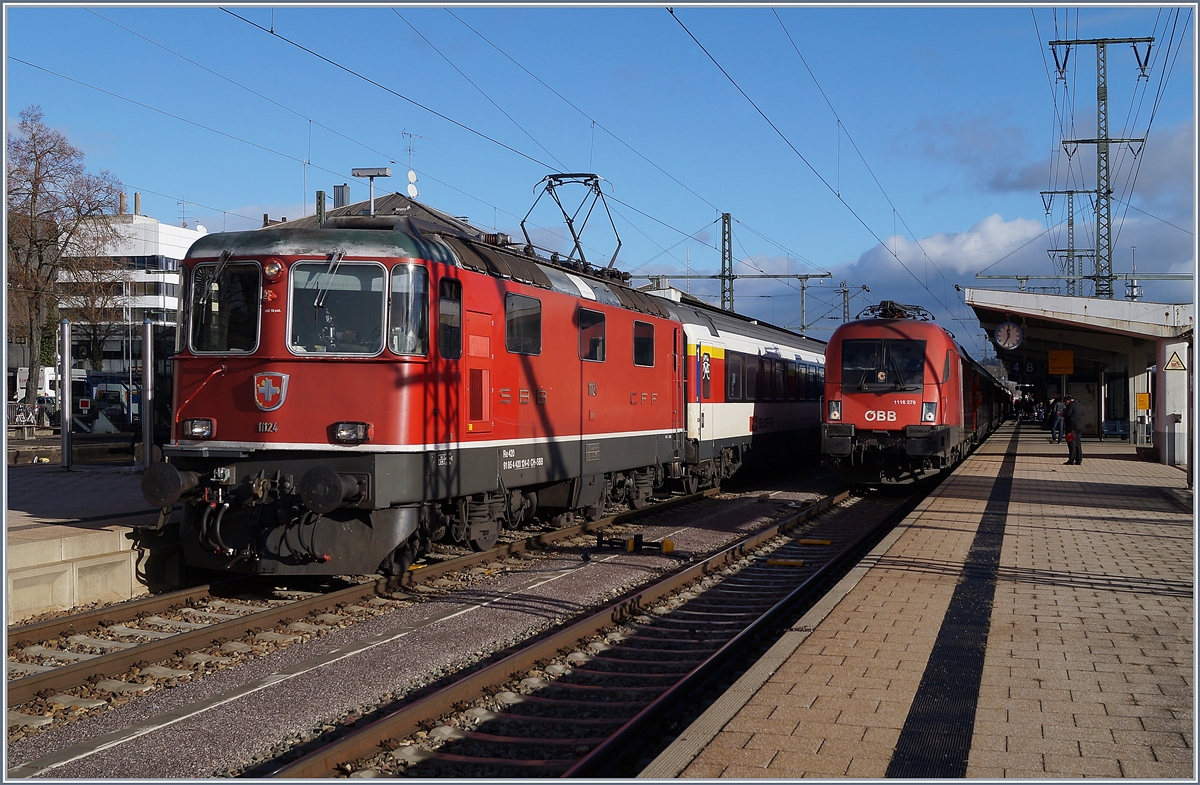 Mein erstes Bild im neuen Jahr ist auch gleich ein internationales: Während die SBB Re 4/4 II 11124 mit einem SBB IC 4 von Singen nach Zürich ihren Startbahnhof verlässt, übernimmt die ÖBB 1116 279 den IC 4 (Zugnummer IC 280) von Zürich kommend, zur Weiterfahrt nach Stuttgart. 2. Jan. 2018