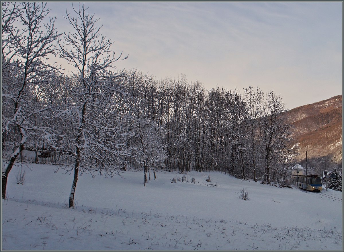 Mein erstes Winterbild diesr Saisopn mit echtem Schnee stammt aus dem Valle Vigezzo und zeigt dein Treno Panoramico D 47 P der SSIF Ferrovia Vigezzina bei der Durchfahrt in Gagnone Orcesco auf dem Weg von Domodossola nach Locarno.
8. Jan. 2016