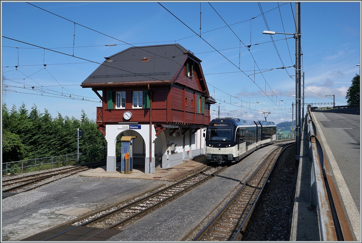 Mein heutiges Fotoziel ist der neu renoviere Bahnhof von Chamby und wie vermutet, steht er am Vormittag gerade noch in der Sonne. Im Bild erreicht der MVR ABeh 2/6 7504 auf der Fahrt von Les Avants nach Montreux den schmucken Bahnhof. 

26. Juni 2021