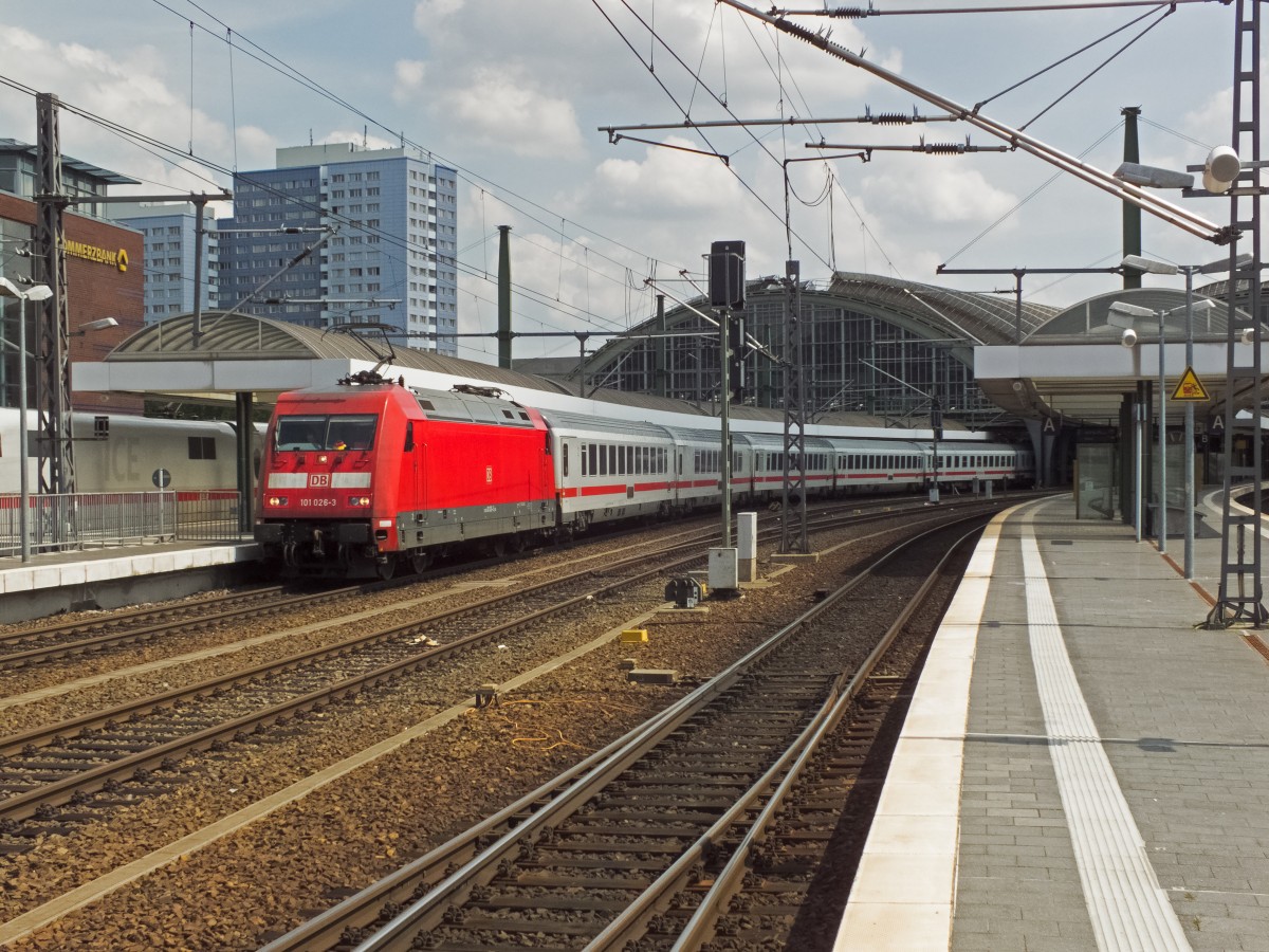  Meine Damen und Herren an Gleis sechs, IC 2223 nach Aachen mit IC 2385 nach Karlsruhe verkehrt heute umgekehrt gereiht , schallte es kurz vor Einfahrt des Zuges durch den Berliner Ostbahnhof. Noch später informierte man dann auch darüber, dass IC 2385 gar nicht nach Karlsruhe sondern abweichend nur bis Stuttgart fährt, und irgendwie muss man auch überlegt haben, wie man diesen Zug, der seinen Steuerwagen vermisste, eigentlich in Hannover wenden wollte. Wobei, der hintere Zugteil stünde da ja eh im Weg. Ah nee, ist das alles kompliziert, da mach ich lieber nur ein Foto von 101 026. Außerdem im Zug: 101 063 und 068. Ob alle da angekommen sind, wo sie hinwollten, entzieht sich meiner Kenntnis.