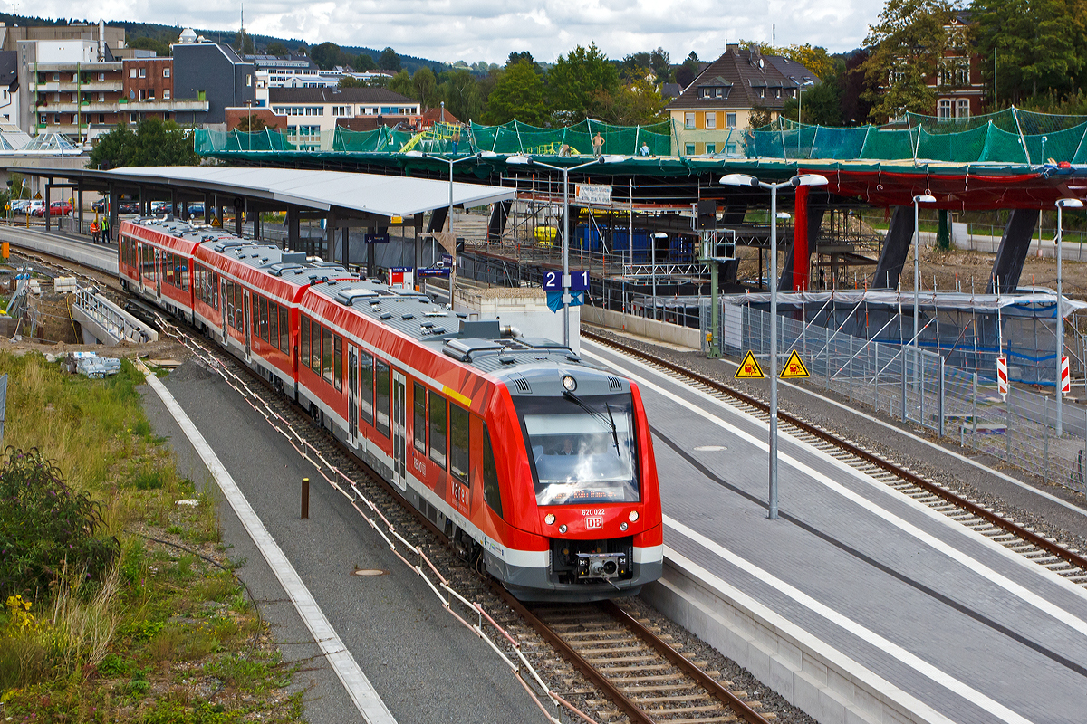 
Meine ersten Coradia LINT 81 konnte ich heute in Gummersbach ablichten....
Hier verlässt am 28.08.2014 der dreiteilige Dieseltriebzug Coradia LINT 81 - 620 022 / 621 022 / 620 522 der DB Regio (VAREO), als RB 25 - Oberbergische Bahn (Meinerzhagen - Köln Hansaring), den neuen Bahnhof Gummersbach. Neben diesen modernen Triebzügen ist auch sehr positiv dass der weitere Verlauf der Strecke (KBS 459 - Oberbergische Bahn) von Meinerzhagen nach Lüdenscheid bis 2016 reaktiviert wird.  

Die dreiteiligen Dieseltriebwagen Coradia LINT 81 wurden von  ALSTOM Transport Deutschland GmbH in Salzgitter entwickelt und gebaut. Der Triebwagen besteht aus bestehen aus drei Wagenteilen, die jeweils auf zwei Enddrehgestellen ruhen, die BR-Zusammensetzung lautet 620.0/621.0/620.5.

Motorisiert ist der Triebzug durch vier Dieselmotoren mit einer Leistung von je 390 kW (ein Endwagen und der Mittelwagen je 1x und ein Endwagen mit zwei Motoren.

TECHNISCHE DATEN:
Spurweite: 1.435 mm
Achsfolge: B’2’+B’2’+B’B’
Fahrzeuglänge über Kupplung:  80.920 mm
Fahrzeugbreite: 2.750 mm
Maximale Fahrzeughöhe (über SO):  4.310 mm
Einstieghöhe (über SO): ca. 800 mm 
Minimaler befahrbarer Radius Werkstatt/Betrieb: 100/125 m
Installierte Motorleistung: 4x390 kW
Leistungsübertragung: mechanisch
Höchstgeschwindigkeit: 140 km/h 
Eigengewicht: ca. 138 t
Maximale Radsatzlast bei Fahrzeughöchstgewicht: ca. 18 t
Sitzplätze: 300
Stehplätze ca. : 250

