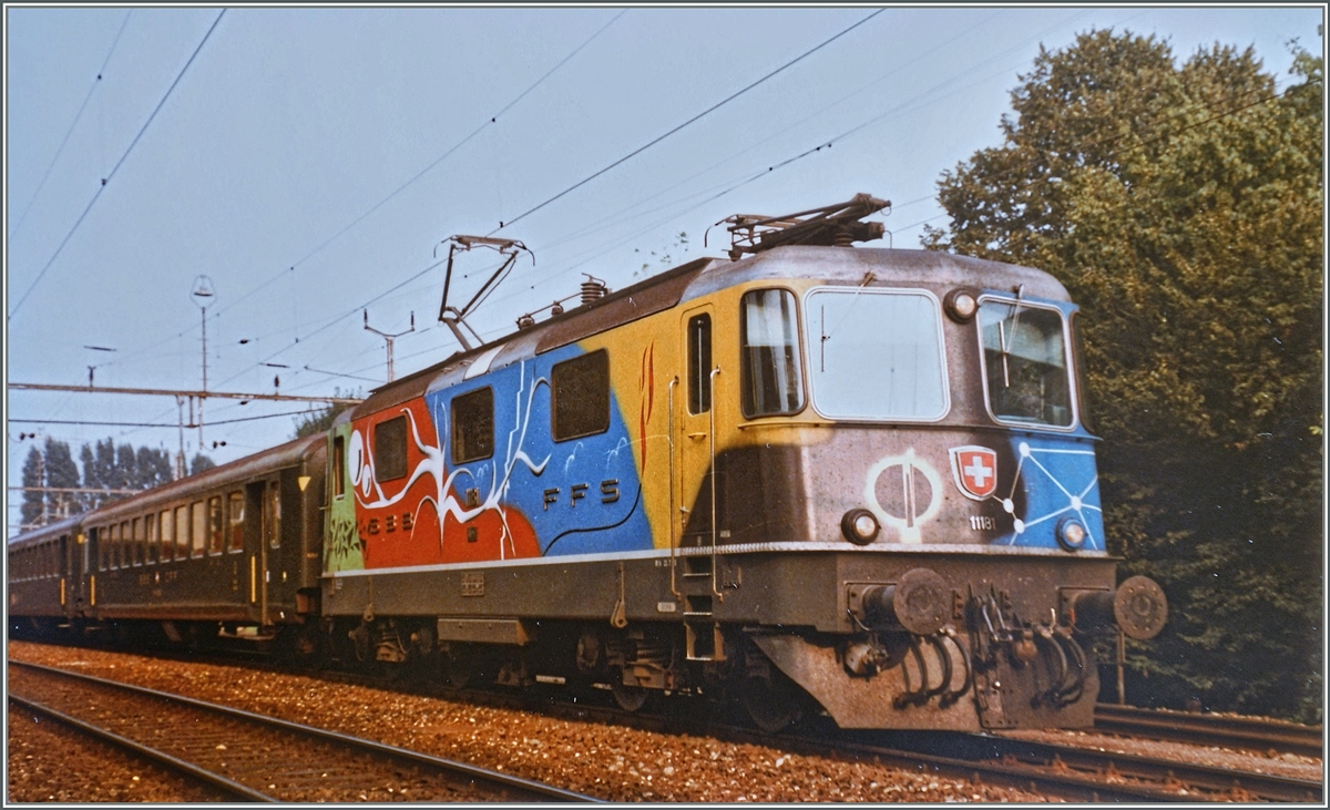 Meines Erachtens die schönste Ansicht der Re 4/4 II 11181 (Kunstlok von Bourret), hier mit Schnellzug 536 Romanshorn - Biel/Bienne in Grenchen Süd am 27. August 1984
(Gescanntes Foto)