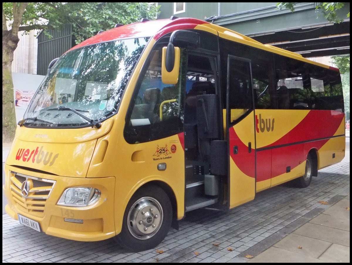 Mercedes Beluga von Westbus aus England in London.