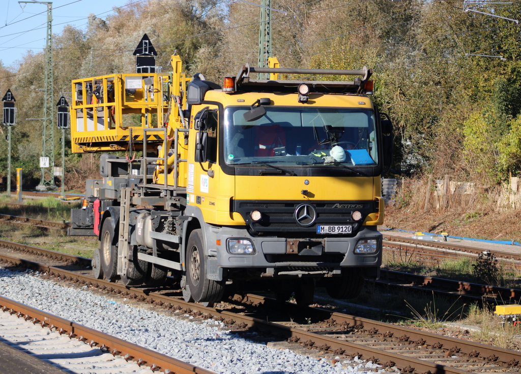 Mercedes-Benz Actros 3346(Oberleitungsmontagefahrzeug) Rail Power Systems GmbH, München kam am 19.10.2025 in Rostock-Bramow vorbei.
