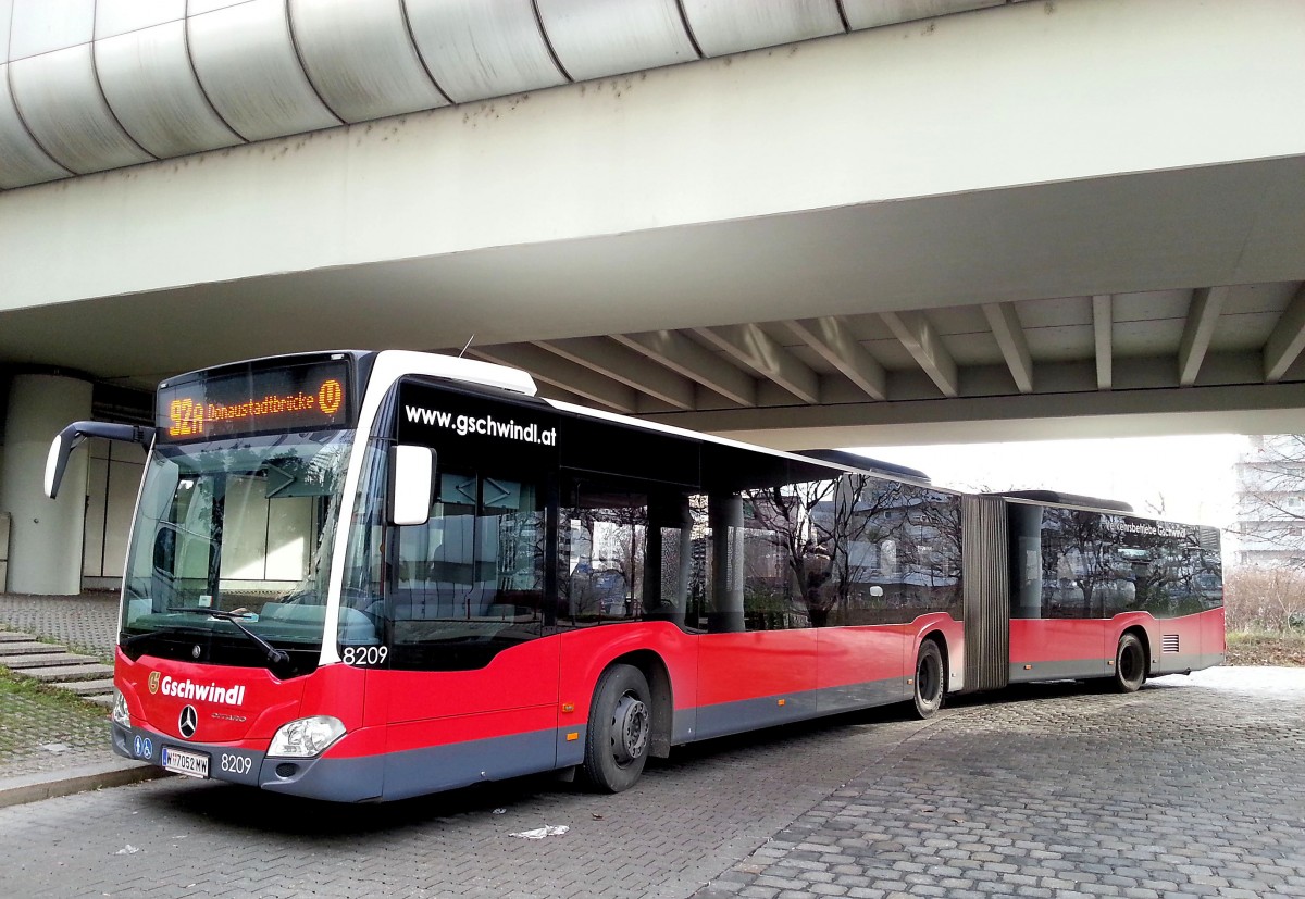 Mercedes Benz Citaro vom Verkehrsbetrieb Gschwindl bei der U1 Sation in Kaisermhlen/Wien im Dez.2013 gesehen.