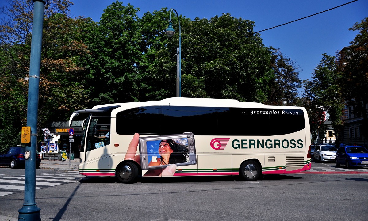 Mercedes Benz Tourino von Gerngross Reisen aus �sterreich am 18.Juli 2014 in Krems unterwegs.