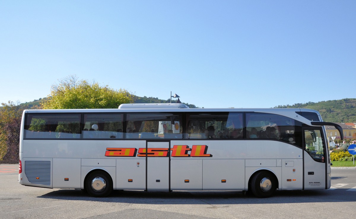 MERCEDES BENZ TOURISMO von ASTL Reisen aus Deutschland bei der Durchfahrt in Krems im September 2013 gesehen.