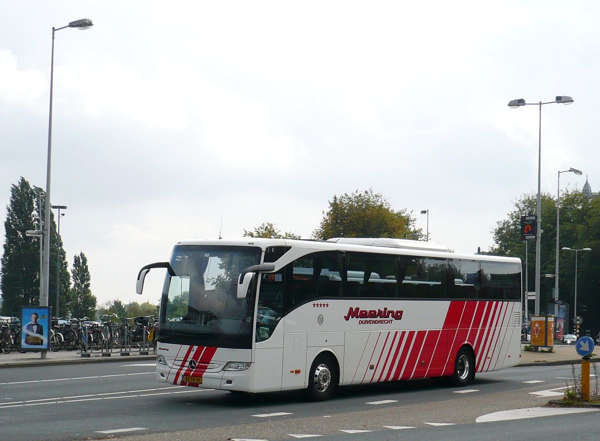 Mercedes-Benz Tourismo Reisebus der Firma Meering Baujahr 2012. Prins Hendrikkade, Amsterdam 01-10-2014.

Mercedes-Benz Tourismo reisbus van de firma Meering uit Duivendrecht bouwjaar 2012. Prins Hendrikkade, Amsterdam 01-10-2014.