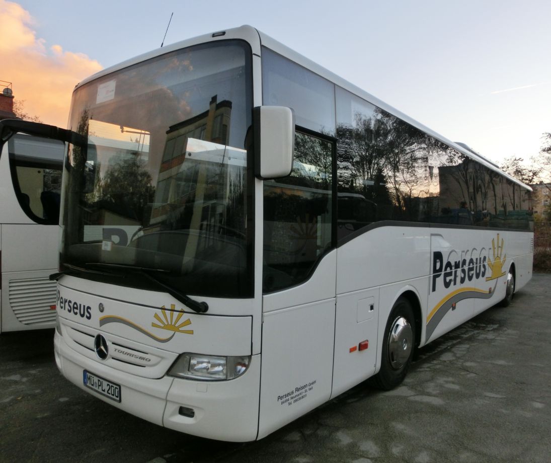 Mercedes-Benz Tourismo RH (Baujahr 2009) von Perseus-Reisen aus Neumarkt-St. Veit. 51 Schlafsessel (zus�tzl. 2 Reiseleitersitze m�glich) sind in diesem Hochboden-Kombibus verbaut, sein Antrieb besteht aus einem Reihensechszylinder von MB, Typ OM 457 hLA (BlueTec5), mit 260 kW (354 PS) und dem ebenfalls hauseigenen Schaltgetriebe GO 190-6.
Am Abend des 3. 11. 2013 habe ich ihn auf Perseus' Abstellplatz in Waldkraiburg abgelichtet.