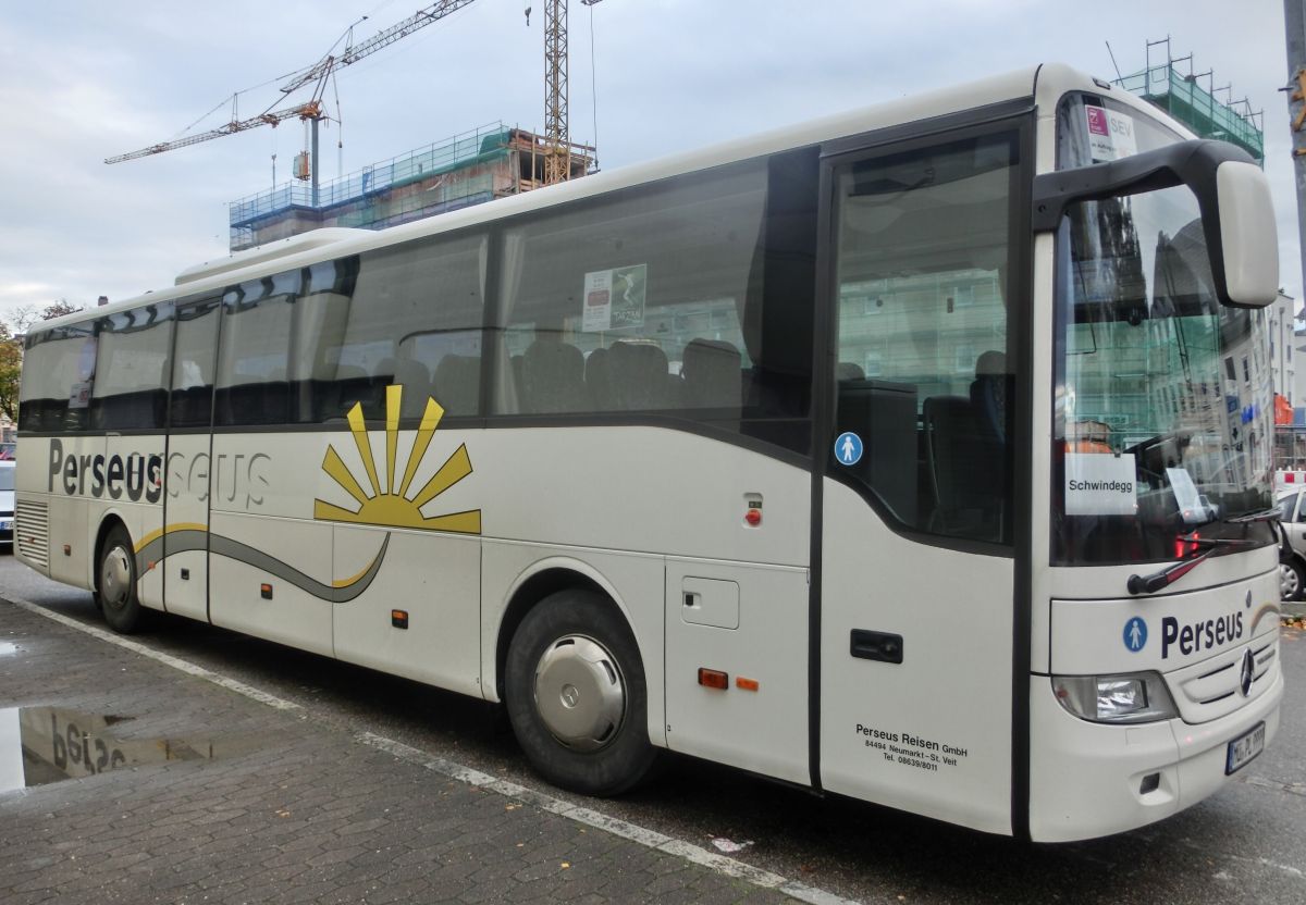 Mercedes-Benz Tourismo RH (Baujahr 2010) von Perseus-Reisen aus Neumarkt-St. Veit. 51 Schlafsessel (zusätzl. Reiseleitersitz möglich) sind in diesem Hochboden-Kombibus verbaut, sein Antrieb besteht aus einem Reihensechszylinder von MB, Typ OM 457 hLA (BlueTecEEV), mit 260 kW (354 PS) und dem ebenfalls hauseigenen Schaltgetriebe GO 190-6.
Diese Aufnahme entstand am 17. 10. 2014 vor dem Bahnhof in Mühldorf/Inn.