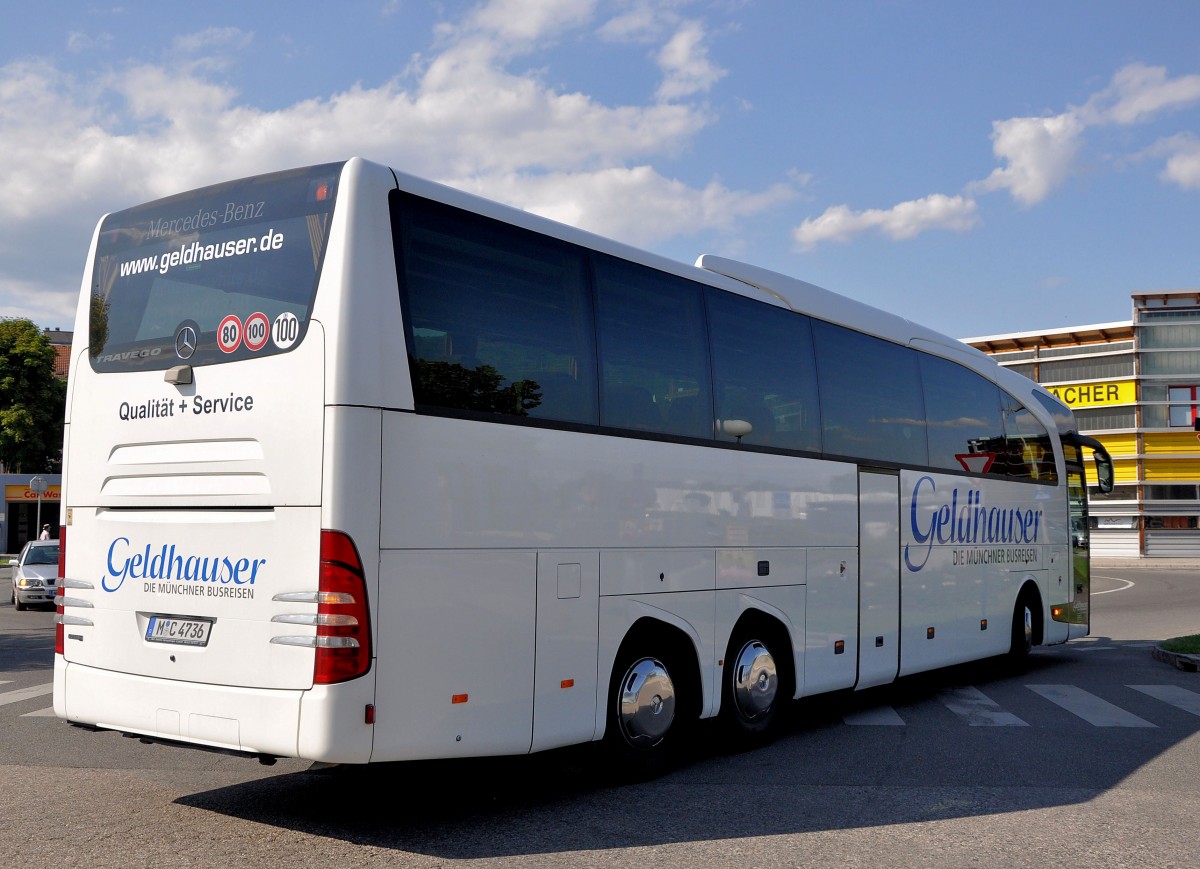 MERCEDES BENZ TRAVEGO von GELDHAUSER Busreisen aus Deutschland im August 2013 in Krems gesehen.