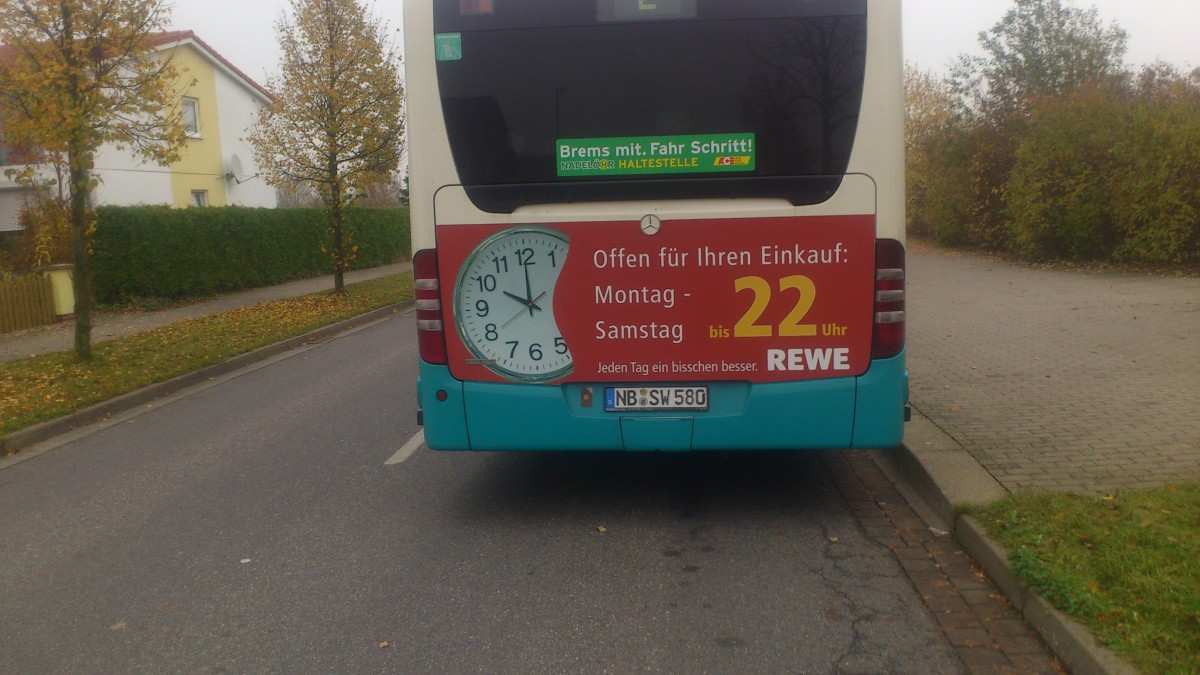 Mercedes Citaro Facelift mit dem Kennzeichen NB SW 580......am Heck ist zusehen wie lange man in den Märkten einkaufen kann
....ist auch sehr selten das dieser Wagen auf der Linienführung der 2 zu sehen ist