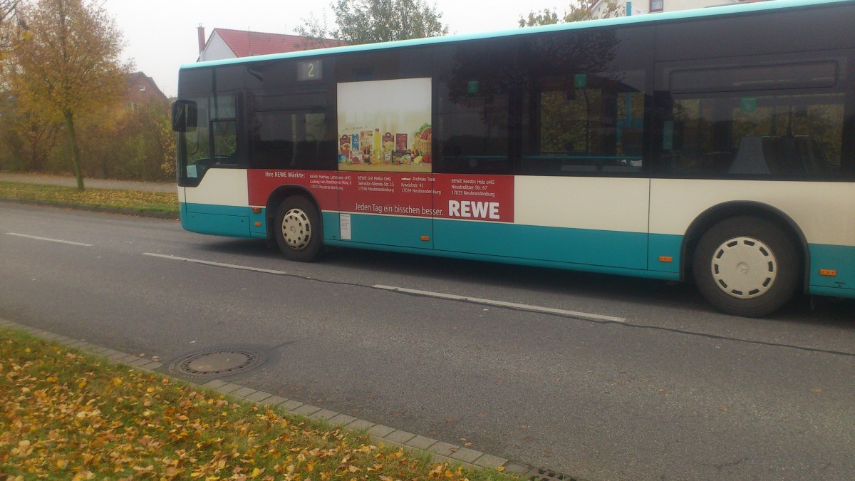 Mercedes Citaro Facelift NB SW 580....und dann auch dieser Citaro Facelift ist einer der drei ältesten Wagen im Fuhrpark was man ihm auch langsam ansehen tut und auch noch mit der grünen Matrix Schrift der dann nächstes Jahr ausgemustert wird um neueren Fahrzeugen platz zumachen 
....mit seiner aktuellen Werbung für die Rewe-Märkte der Stadt