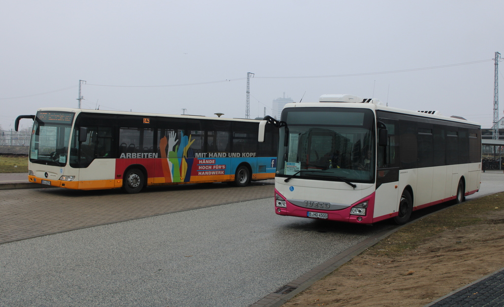 Mercedes Citaro und Iveco Crossway standen am 21.02.2025 in H�he Rostock/Hauptbahnhof S�d.