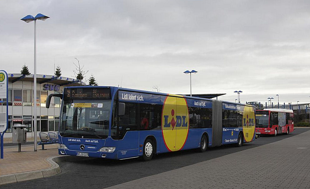 Mercedes Gelenkbus mit LIDL Werbung am 23.11.2013 am ZOB in Westerland
auf Sylt. Der Bus f�hrt f�r die Sylter Verkehrsgesellschaft SVG.