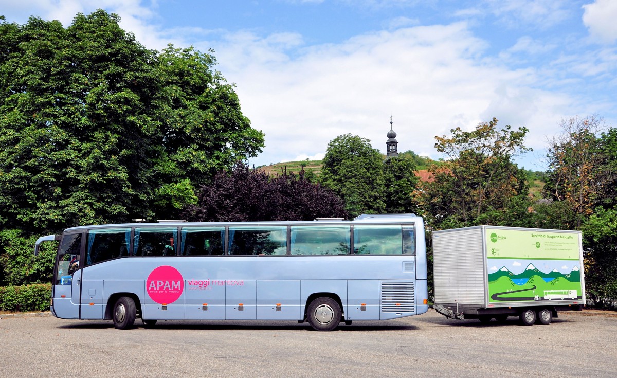 Mercedes O 404 von APAM Reisen aus Italien mit einem Radanhnger in Krems.