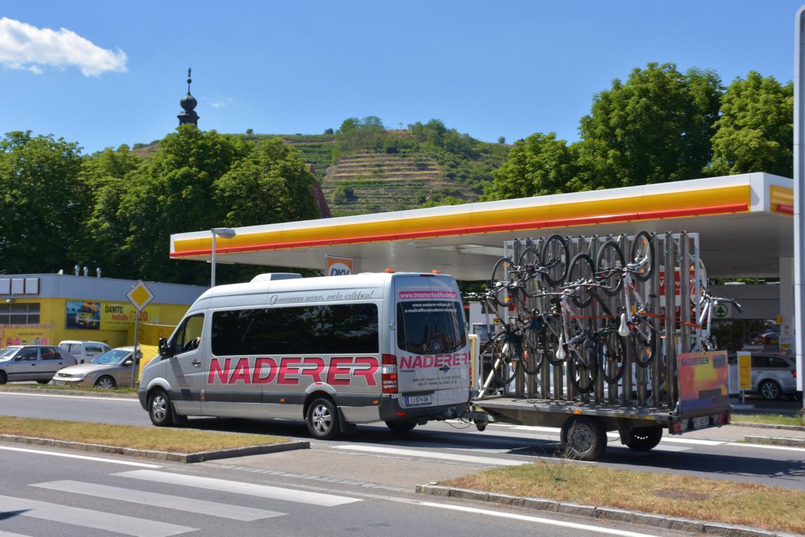 Mercedes Sprinter mit einem Radanh�nger von NADERER Reisen aus �sterreich 06/2017 in Krems.