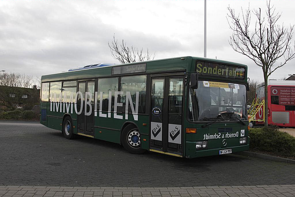 Mercedes Stadtbus der Fa. Deusch & Schmidt, Linien Verkehr f�r die
Sylter Verkehrsgesellschaft SVG, am 23.11.2013 am ZOB in Westerland.
