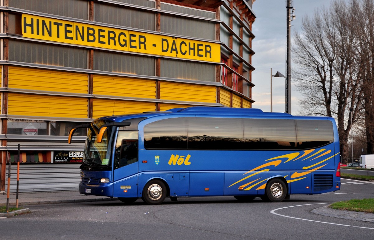 Mercedes Tourino von N�L Reisen aus Wien am 22.12.2014 in Krems.