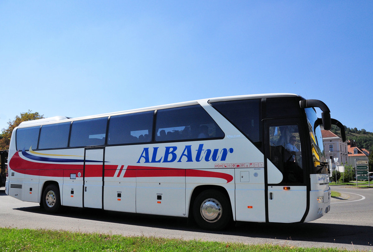 Mercedes Tourismo von ALBAtur aus PL in Krems unterwegs.