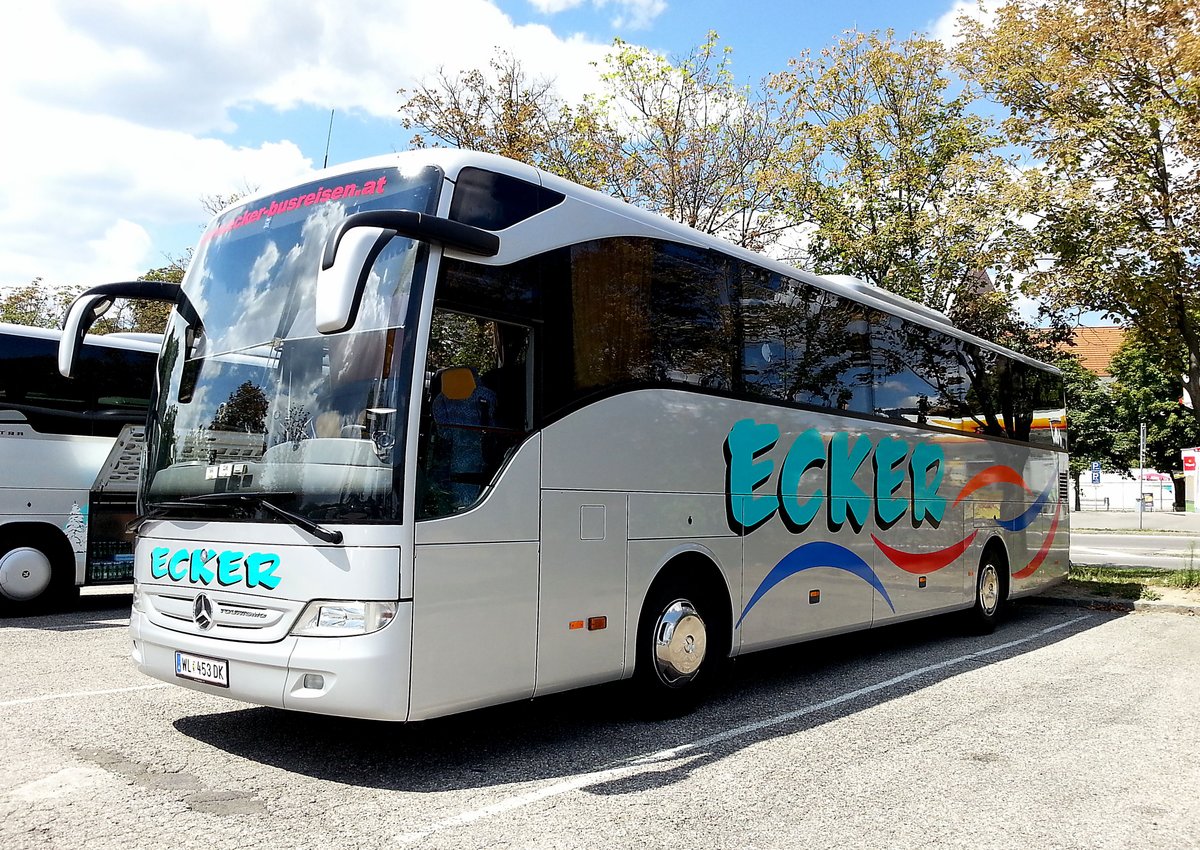 Mercedes Tourismo von Ecker Reisen aus �sterreich in Krems gesehen.