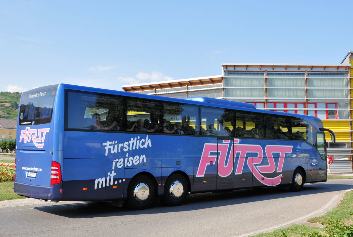 Mercedes Tourismo von Frst Reisen aus der BRD in Krems gesehen.