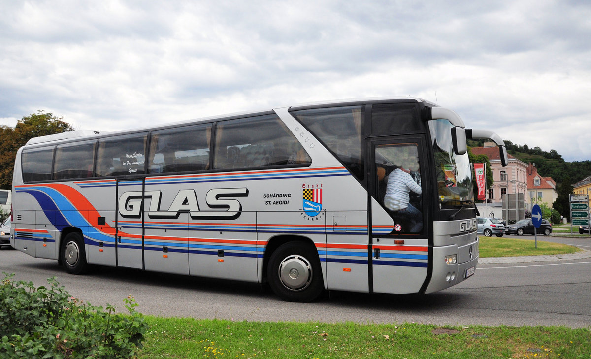 Mercedes Tourismo von GLAS Reisen aus Ober�sterreich in Krems gesehen.