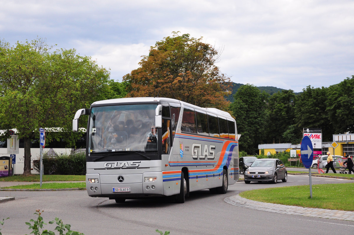 Mercedes Tourismo von GLAS Reisen aus Ober�sterreich in Krems gesehen.