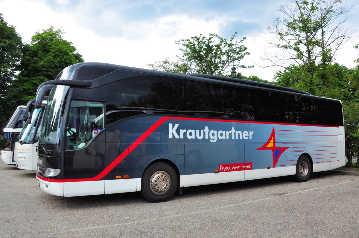 Mercedes Tourismo von Krautgartner Reisen aus �sterreich in Krems gesehen.