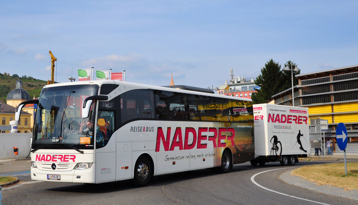 Mercedes Tourismo von Naderer Reisen mit Radanh�nger in Krems.