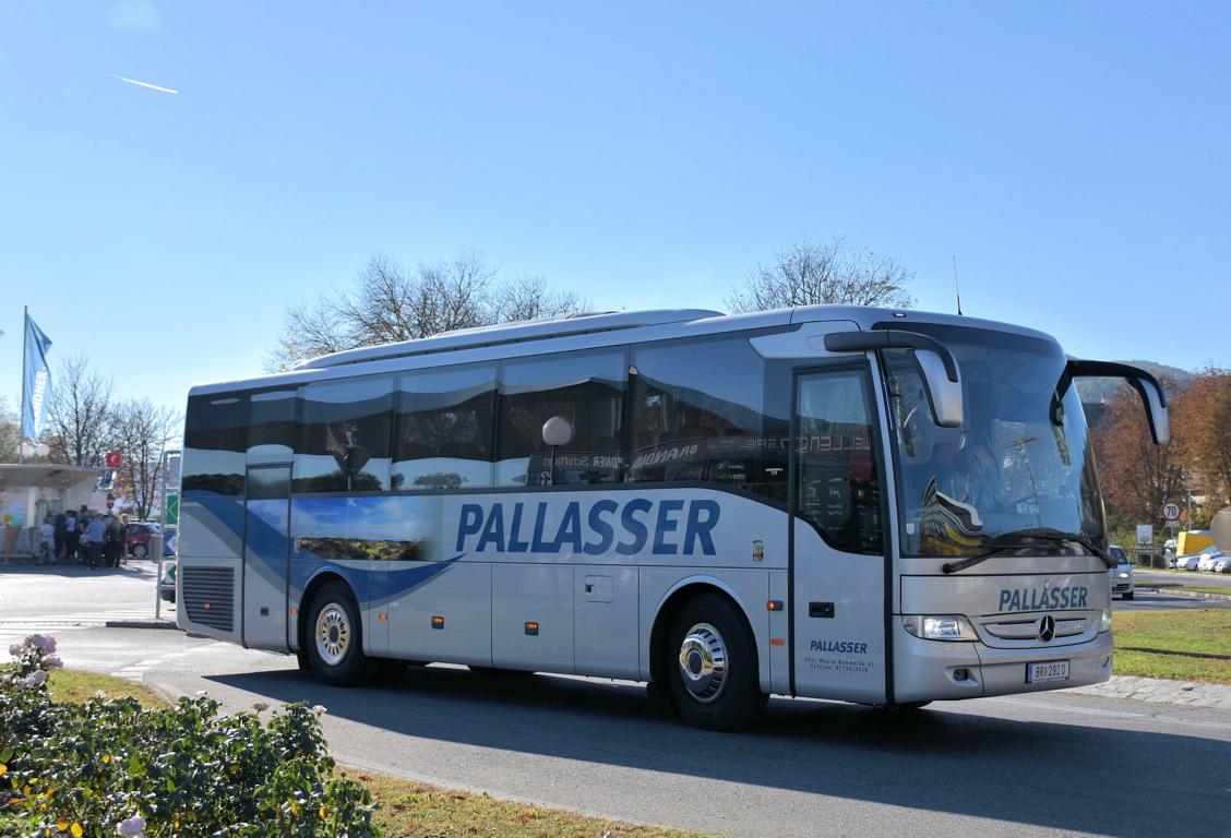 Mercedes Tourismo von PALLASSER Reisen aus sterreich 10/2017 in Krems.