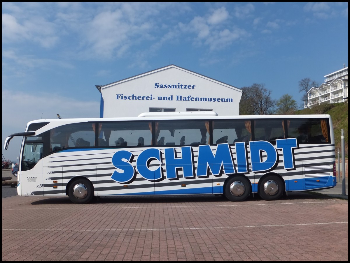 Mercedes Tourismo von Schmidt aus Deutschland im Stadthafen Sassnitz.