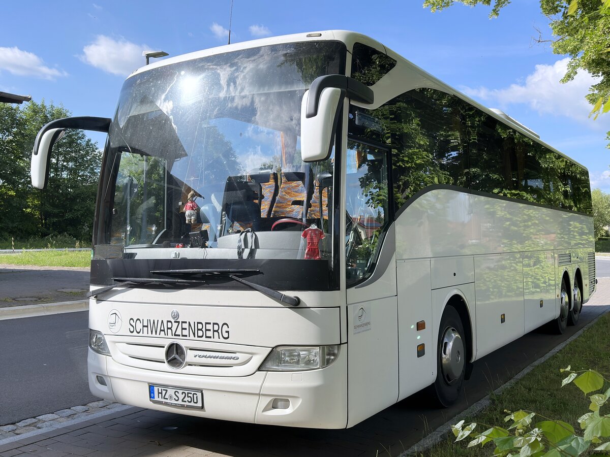 Mercedes Tourismo von Schwarzenberg aus Deutschland (ex Hassis Reisen) in Plau am See.