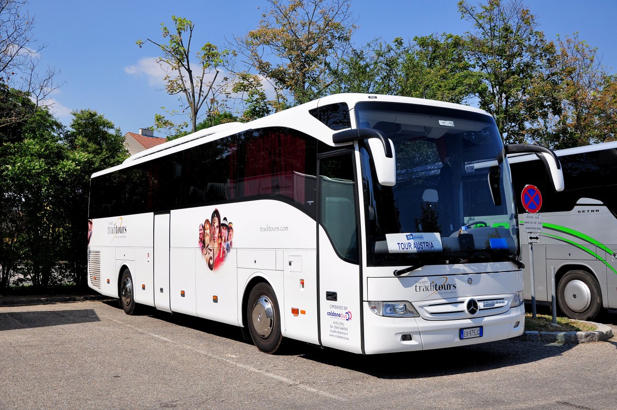 Mercedes Tourismo von Traditours Caldana aus Italien in Krems gesehen.