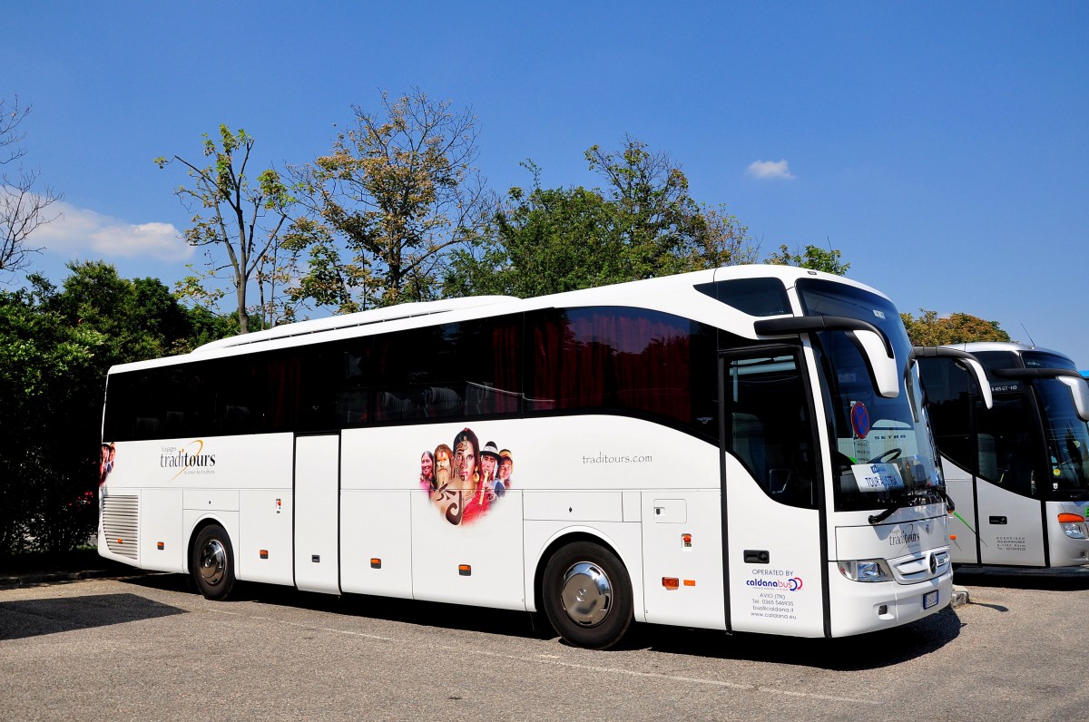 Mercedes Tourismo von Traditours Caldana aus Italien in Krems gesehen.