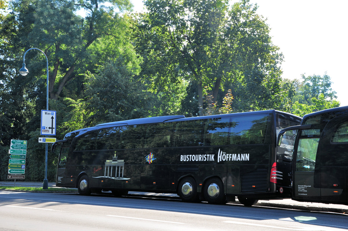 Mercedes Travego von Hffmann Reisen aus der BRD in Krems gesehen.