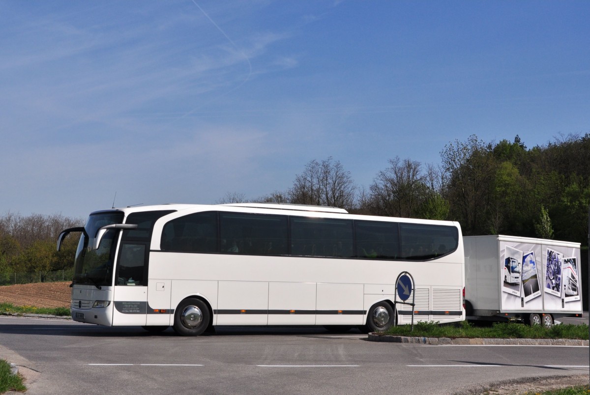 Mercedes Travego von Milan Sauer mit Radanhnger aus der CZ hier bei der Anfahrt auf den Gtweigerberg (Stift Gttweig)bei Krems am 25.4.2015.