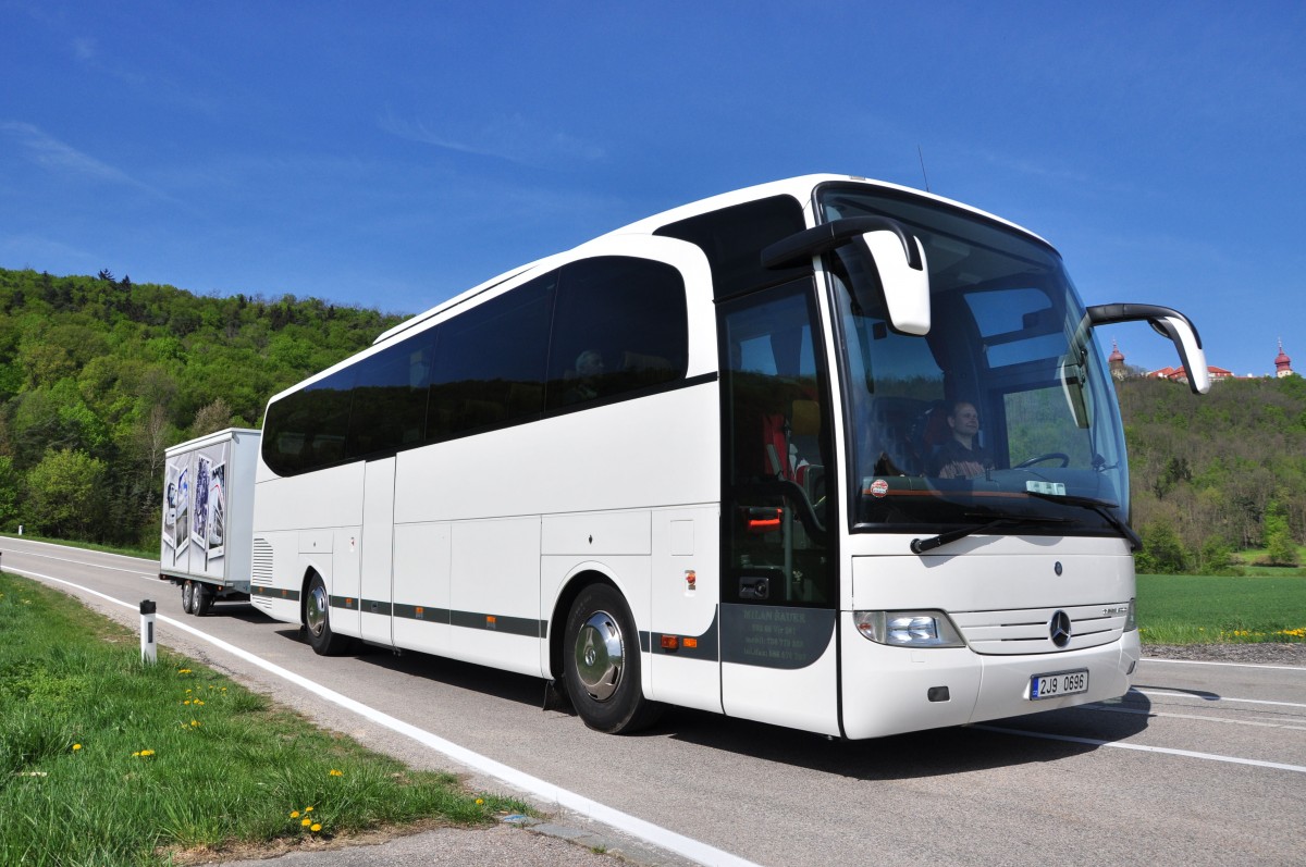 Mercedes Travego von Milan Sauer mit Radanh�nger aus der CZ hier bei der Abfahrt vom G�tweigerberg bei Krems am 25.4.2015.