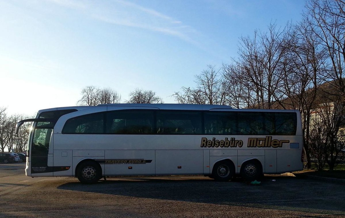 Mercedes Travego vom Reisebro Mller aus der BRD im Dez 2017 in Krems.