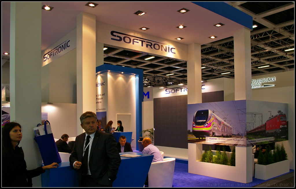 Messestand des Unternehmens Softronic.

Auch in den Hallen auf der InnoTrans 2014 in Berlin war Softronic vertrten. Am rechten Bildrand sieht man ein Zweisystem-Triebzug vom Typ Hyperion und die TransMontana.
