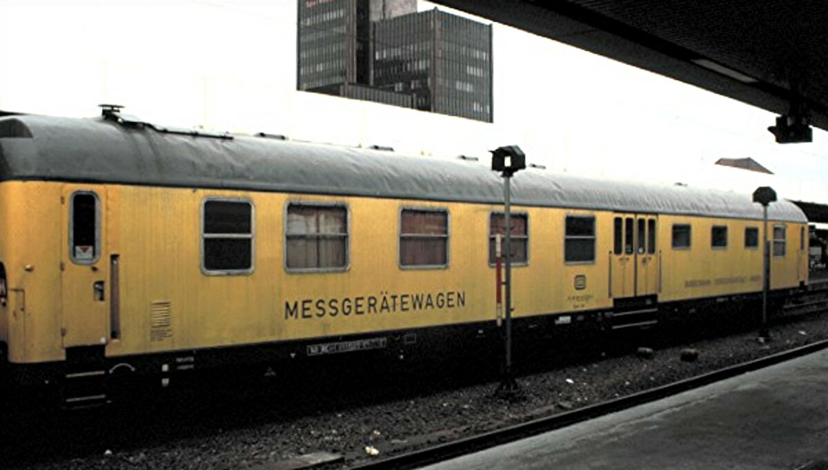 Messgerätewagen der Bundesbahnversuchsanstalt Minden in Hannover am 16.05.1988.