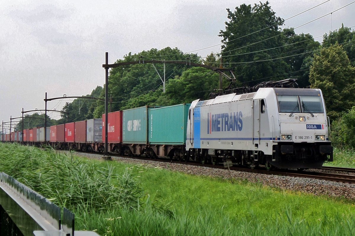 Metrans 186 291 schleppt der umgeleiteter Praha-KLV durch Dordrecht Zuid am 23 Juli 2016.
