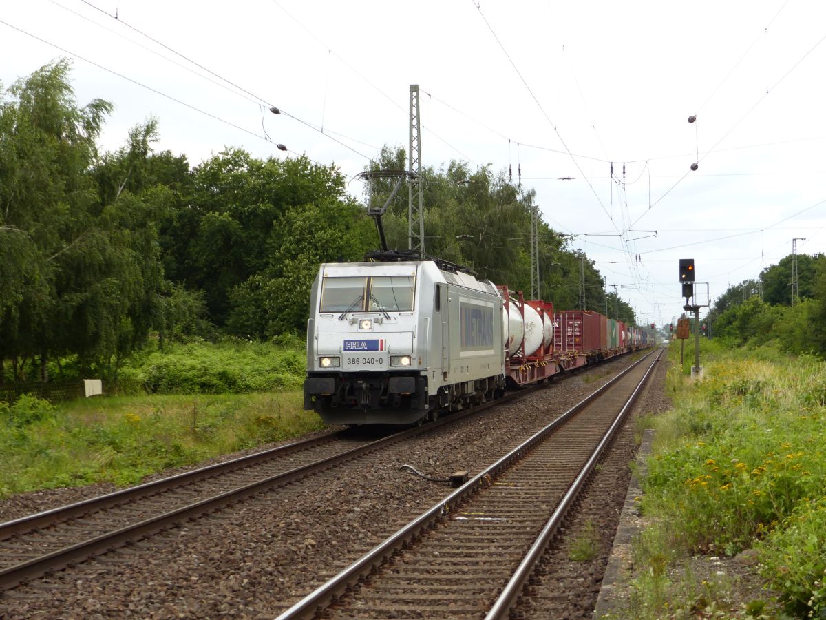 Metrans HHLA (Hamburger Hafen und Logistik AG) Lok 386 040-0 Gleis 1 durchfahrt Bahnhof Empel-Rees 30-07-2021.

Metrans HHLA (Hamburger Hafen und Logistik AG) loc 386 040-0 spoor 1 doorkomst station Empel-Rees 30-07-2021.