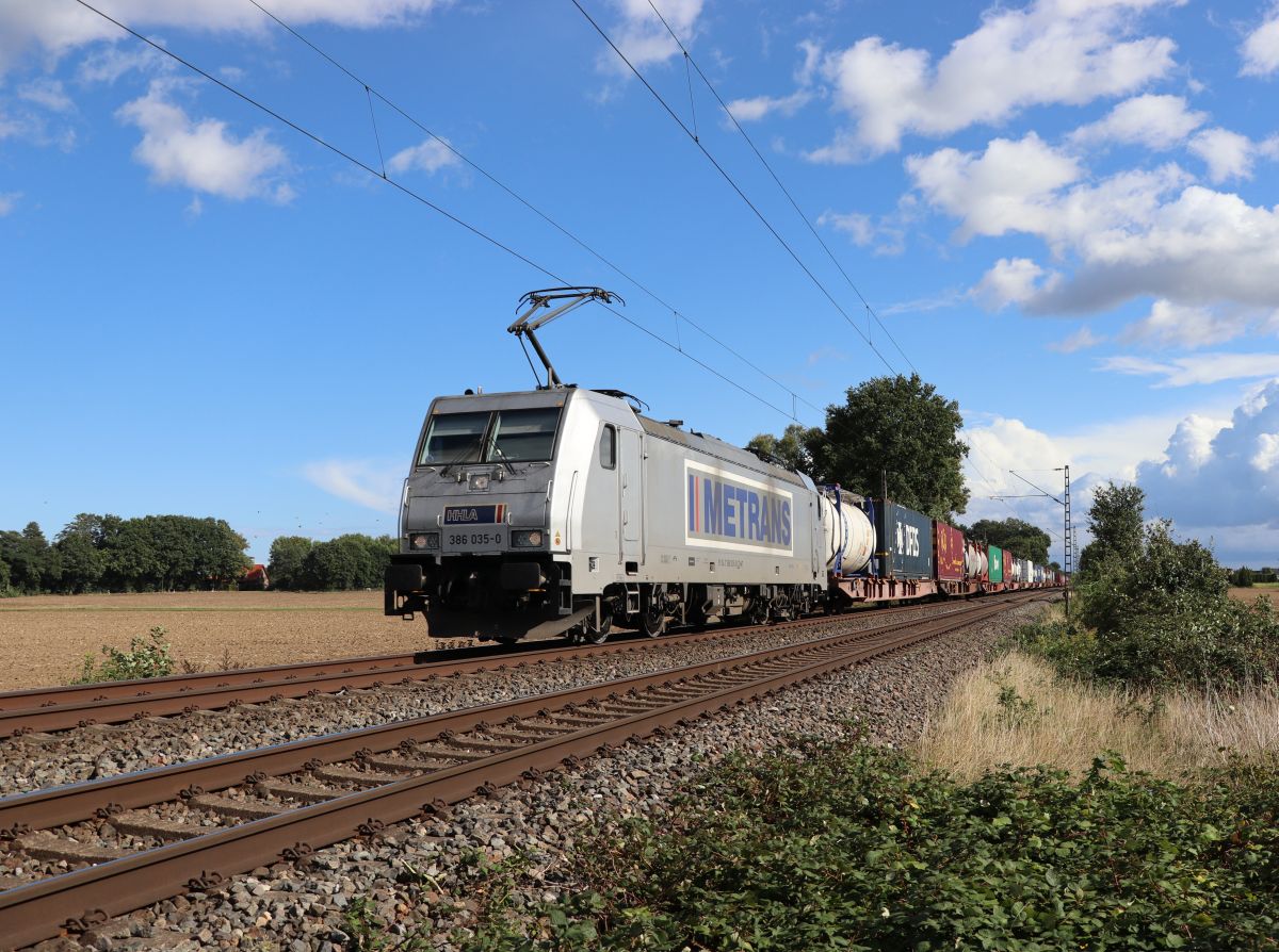Metrans HHLA (Hamburger Hafen und Logistik AG) Lokomotive 386 035-0 bei Bahn�bergang Wasserstrasse, Hamminkeln 16-09-2022.

Metrans HHLA (Hamburger Hafen und Logistik AG) locomotief 386 035-0 bij overweg Wasserstrasse, Hamminkeln 16-09-2022.