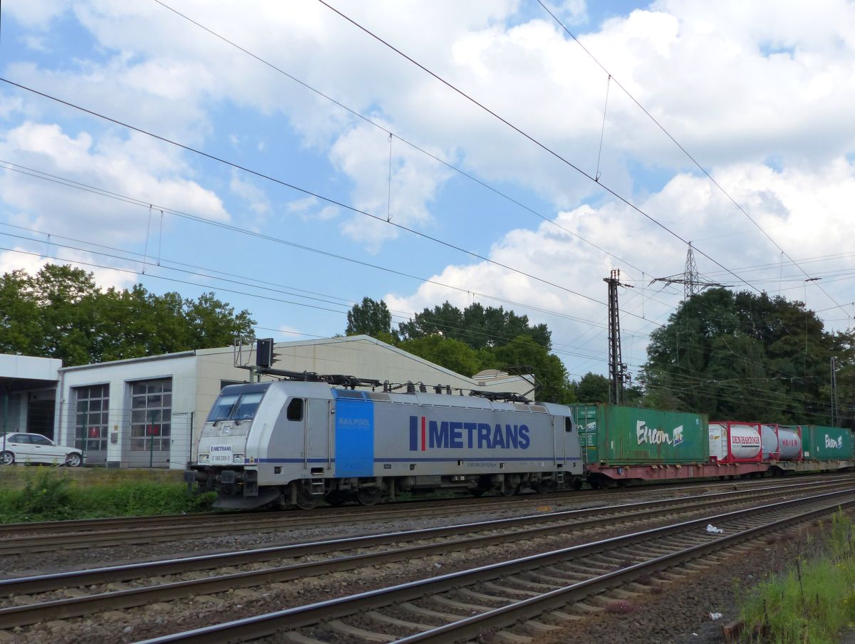 Metrans/Railpool Lok 186 289-5. Hoffmannstrasse, Oberhausen 11-09-2015.

Metrans/Railpool loc 186 289-5. Hoffmannstrasse, Oberhausen 11-09-2015.